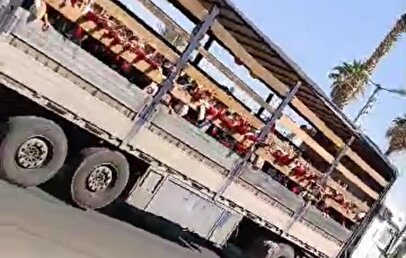 اقدام عجیب بک مدرسه در جهرم/ انتقال دانش‌آموزان با کامیون+ تصویر