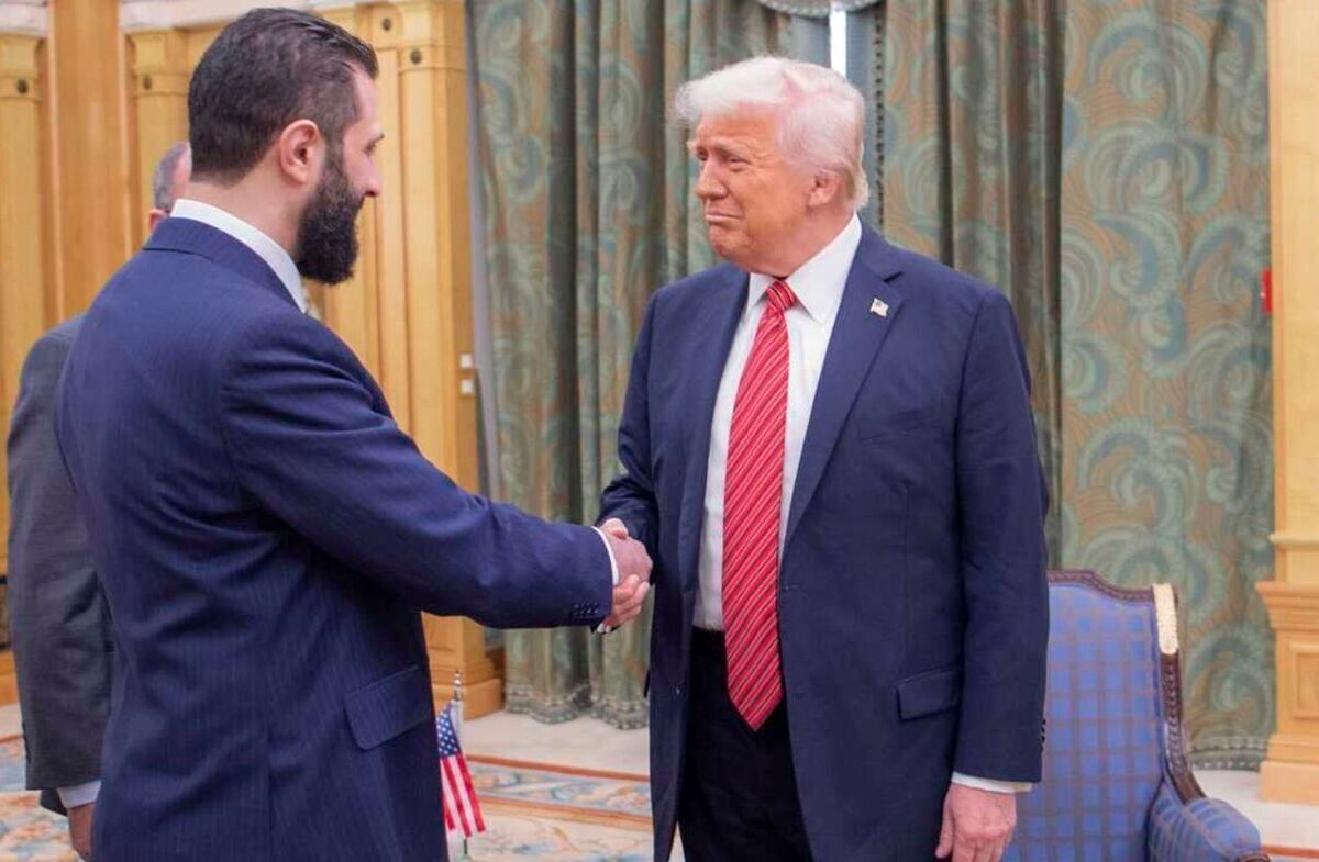 اهدای عطر از سوی ترامپ به جولانی+ فیلم