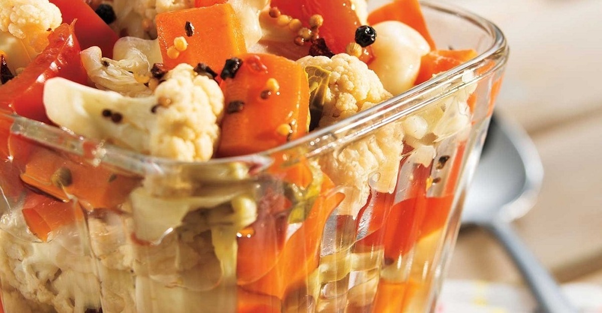 طرز تهیه ترشی هفت بیجار خوشمزه با کمترین مواد در خانه