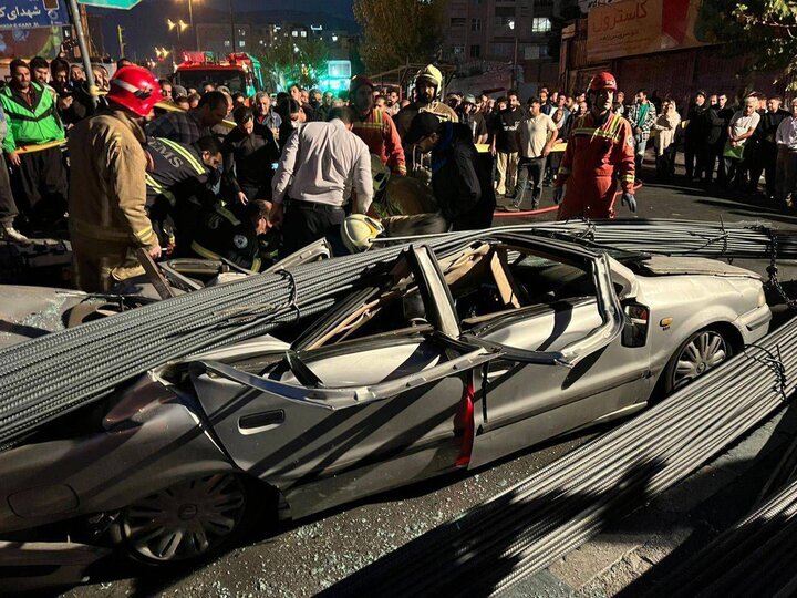 واژگونی وحشتناک کامیون حامل میلگرد در شهران/ سمند له شد + تصاویر