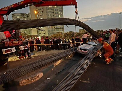 واژگونی وحشتناک کامیون حامل میلگرد در شهران/ سمند له شد + تصاویر