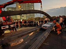 واژگونی وحشتناک کامیون حامل میلگرد در شهران/ سمند له شد + تصاویر