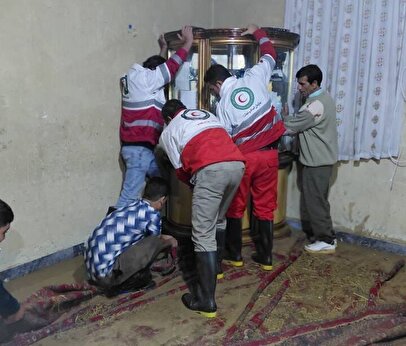 سیلاب وارد منازل مردم آبدانان شد / عملیات امدادرسانی به سیل‌زدگان توسط هلال‌احمر + فیلم