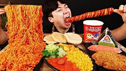 چرا به دیدن ویدئوهای فودبلاگرها معتاد میشویم؟