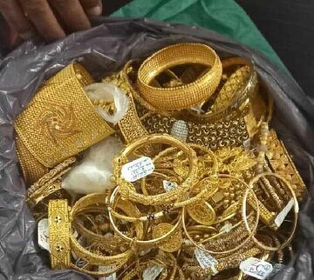 چندین میلیارد تومان طلا میان زباله‌ها پیدا شد/ اتفاق عجیب در یکی از شهرستان‌ها