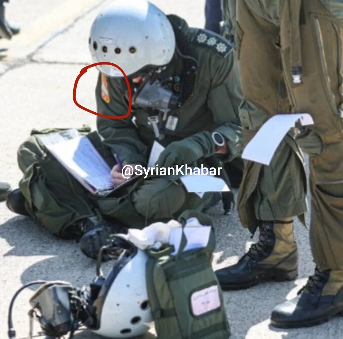 خلبان ارتش ایران با نماد سوخو-۳۵ + عکس