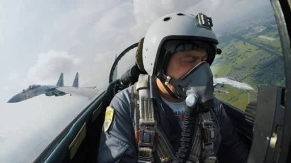 خلبان ارتش ایران با نماد سوخو-۳۵ + عکس