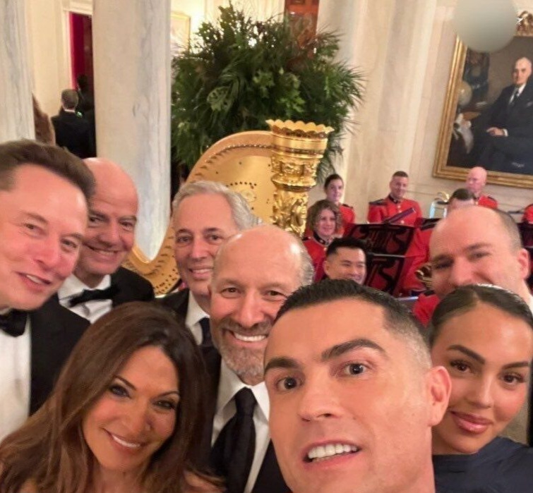 سلفی رونالدو با ایلان ماسک در ضیافت شام کاخ سفید حاشیه ساز شد+ عکس سلفی رونالدو با ایلان ماسک در ضیافت شام کاخ سفید حاشیه ساز شد+ عکس