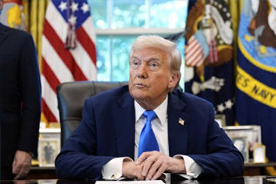 رفتار عجیب و باورنکردنی ترامپ با مقامات قطری در هنگام سوخت‌گیری هواپیما+ فیلم