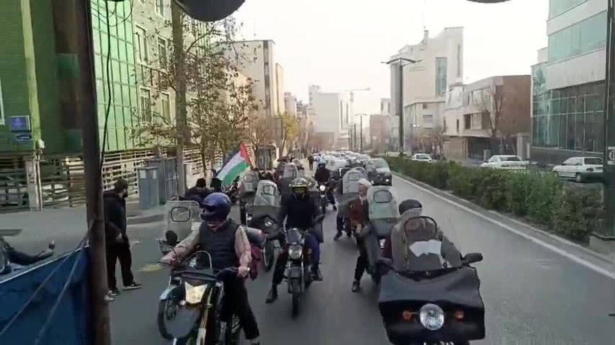 تجمع حاشیهساز در تهران برای محاکمه ظریف و روحانی + عکس تجمع حاشیهساز در تهران برای محاکمه ظریف و روحانی + عکس