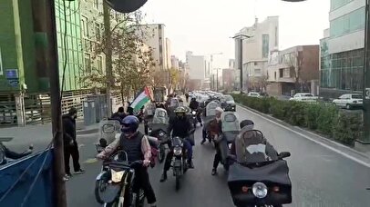 تجمع حاشیهساز در تهران برای محاکمه ظریف و روحانی + عکس