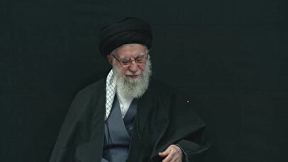 لحظه ورود رهبری به دومین شب عزاداری حضرت زهرا (س) + فیلم