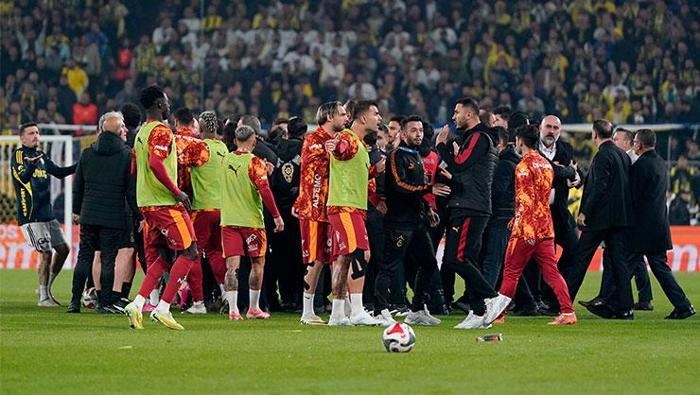 کتک‌کاری بین بازیکنان پیش از شروع دربی + تصاویر