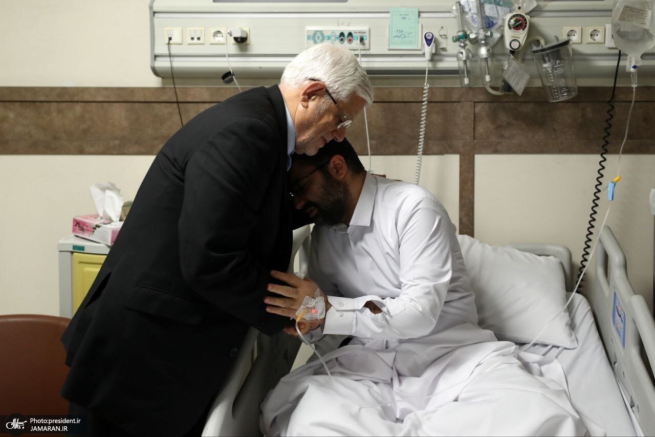 گریه جانگداز سقاب اصفهانی در آغوش محمدرضا عارف گریه جانگداز سقاب اصفهانی در آغوش محمدرضا عارف