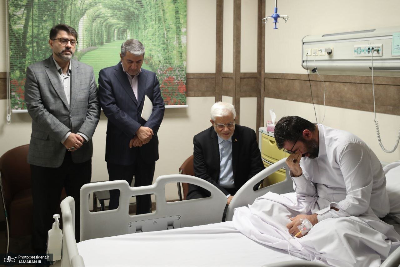 گریه جانگداز سقاب اصفهانی در آغوش محمدرضا عارف گریه جانگداز سقاب اصفهانی در آغوش محمدرضا عارف