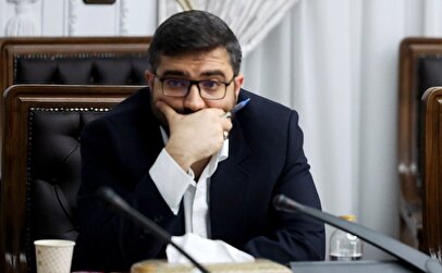 گریه جانگداز سقاب اصفهانی در آغوش محمدرضا عارف+ عکس