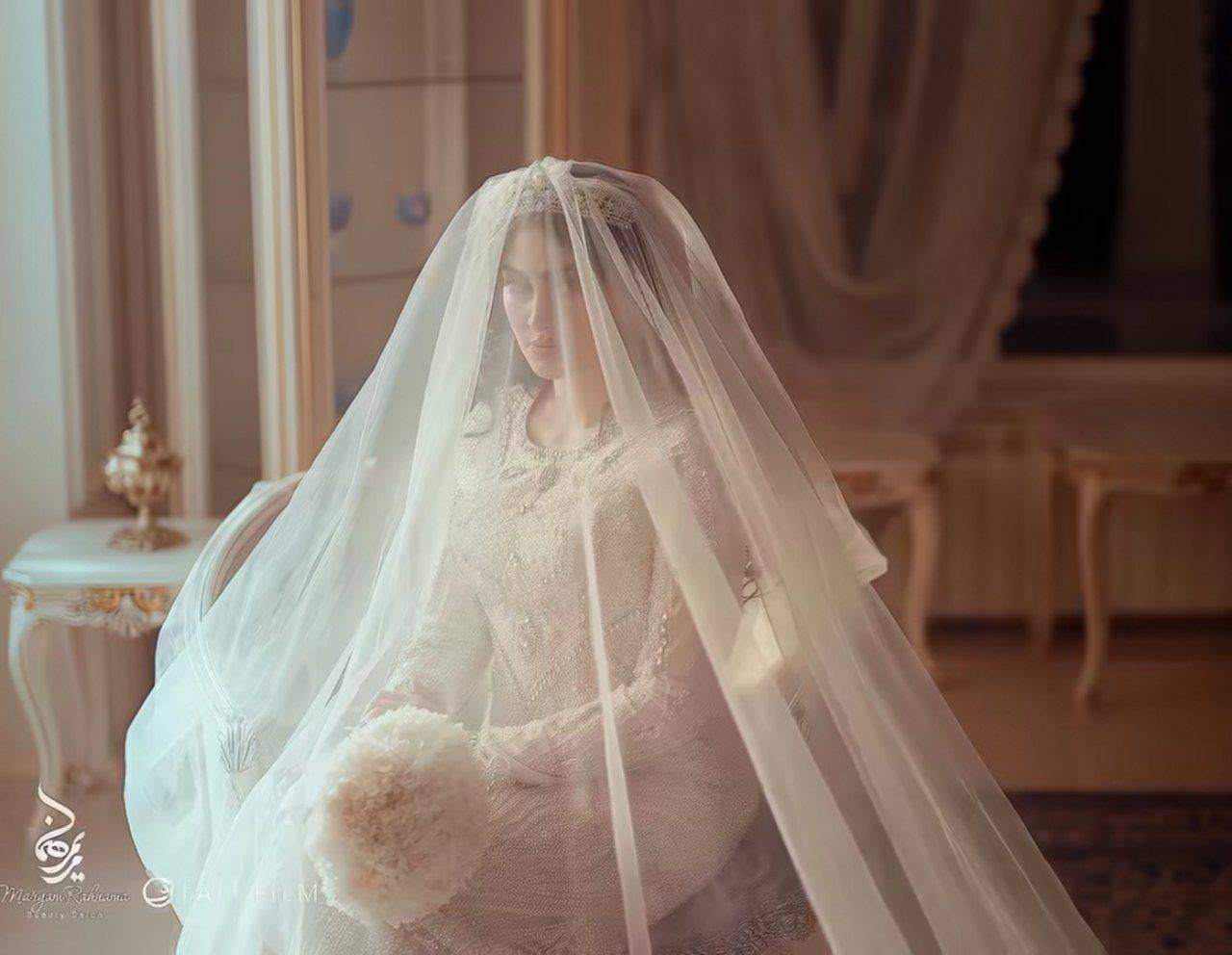 نگاهی به لباس عروس مریم مومن / خانم بازیگر با لباس عروس ترند سلطنتی درخشید + عکس