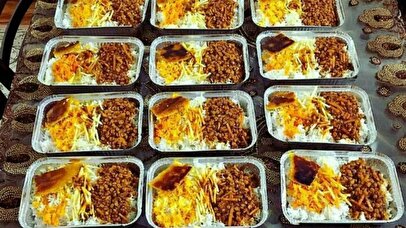 توزیع متفاوت نذری در خیابان‌های تهران + فیلم