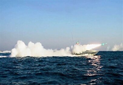 شلیک همزمان موشک‌های کروز و بالستیک سپاه / اهداف در دریای عمان با دقت اصابت کرد