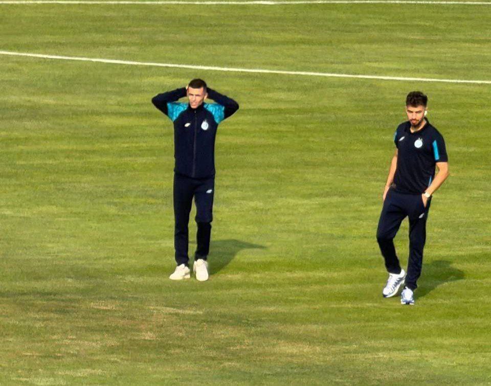 حرکت عجیب منیر و آسانی از شرایط نامناسب چمن ورزشگاه اراک