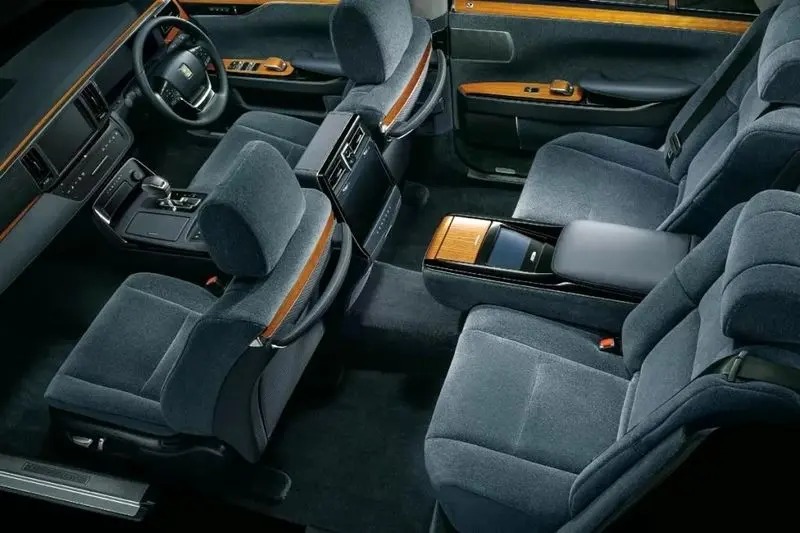 تویوتا سنچوری افسانه‌ای با قیمت نجومی دوباره عرضه شد