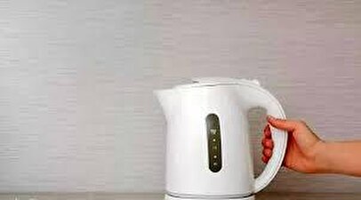 هشدار جدی درباره کتری‌های پلاستیکی برقی/ خطرات پنهان استفاده و تأثیر آن بر سلامت