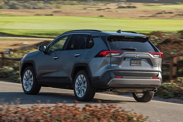 راز محبوبیت تویوتا راو ۴ در بازار کراساوورها چیست؟ راز محبوبیت تویوتا راو ۴ در بازار کراساوورها چیست؟
