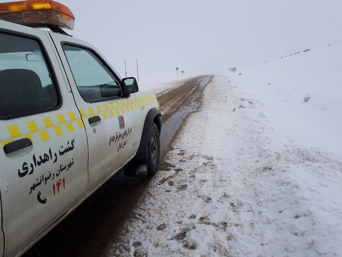 بارش برف به ارتفاع ۲۰ سانتیمتر در گیلان / تلاش راهداری برای بازکردن جادهها ادامه دارد + فیلم بارش برف به ارتفاع ۲۰ سانتیمتر در گیلان / تلاش راهداری برای بازکردن جادهها ادامه دارد + فیلم