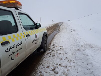 بارش برف به ارتفاع ۲۰ سانتیمتر در گیلان / تلاش راهداری برای بازکردن جاده‌ها ادامه دارد + فیلم