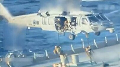 لحظه حمله یگان ویژه نیروی دریایی آمریکا و توقیف نفتکش ونزوئلا + فیلم