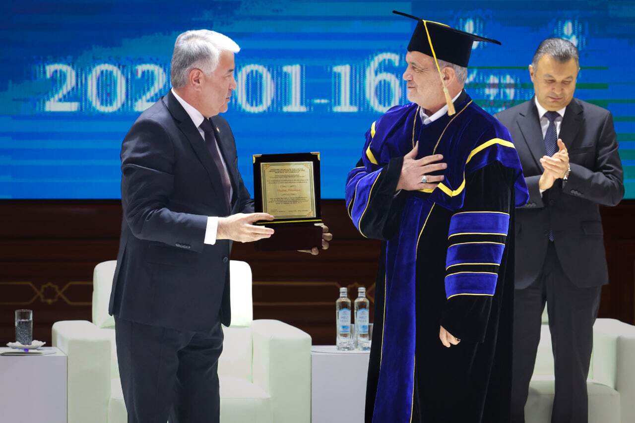 پزشکیان مدرک دکترای خود را دریافت کرد + عکس پزشکیان مدرک دکترای خود را دریافت کرد + عکس