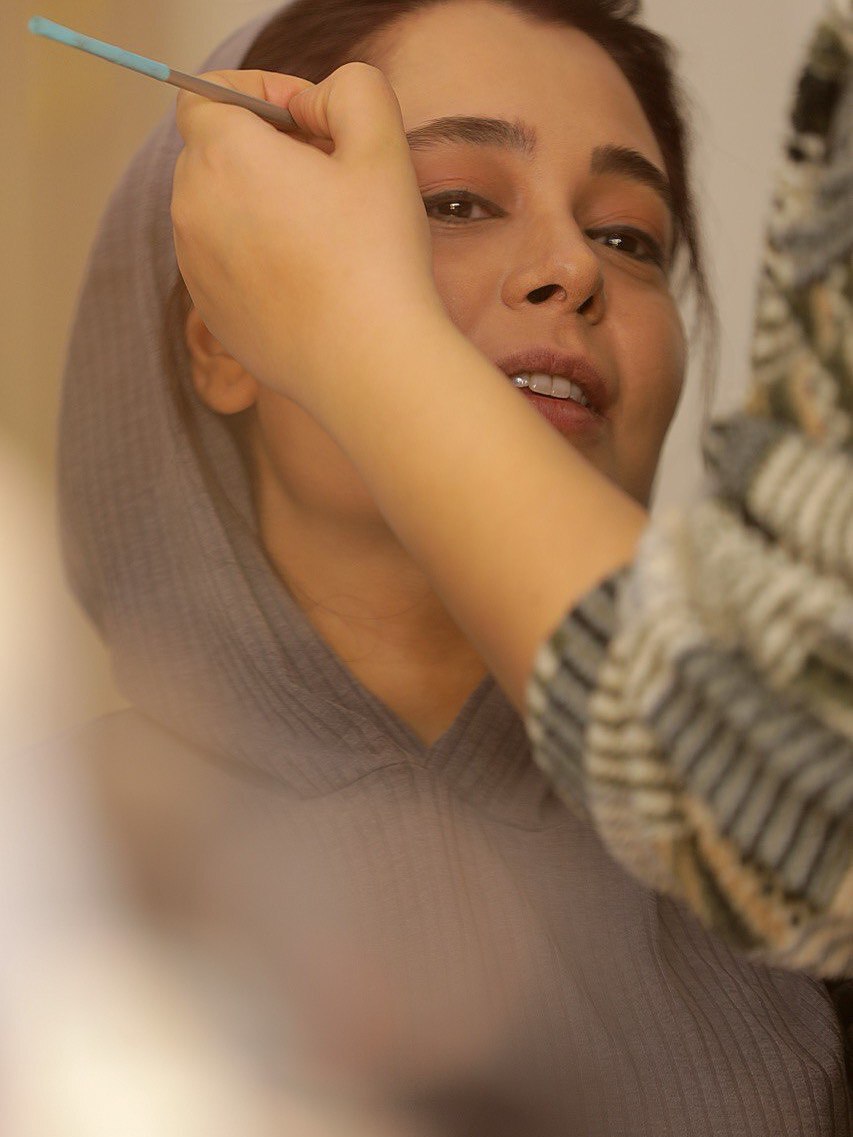 ژست هنری ارغوان سریال دلدادگان با پوشش پاییزی