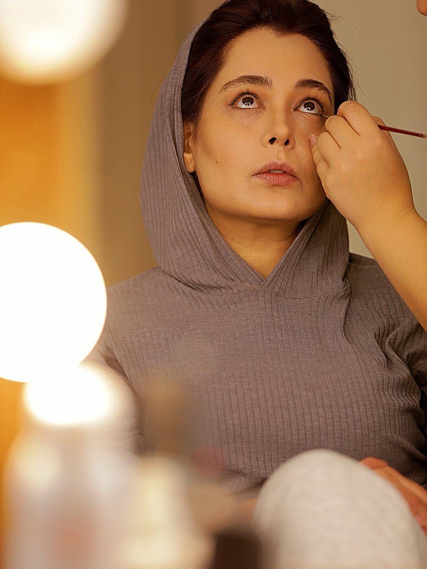 ژست هنری ارغوان سریال دلدادگان با پوشش پاییزی