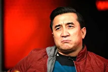 حمله به خداداد عزیزی در آنتن زنده تلویزیون: عذرخواهی کن+ فیلم