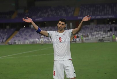 لحظه برخورد توپ به صورت طارمی در بازی المپیاکوس مقابل آریس + فیلم