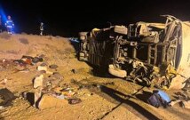 اولین تصاویر از واژگونی اتوبوس در جاده نطنز / تعداد قربانیان هنوز مشخص نیست+ فیلم