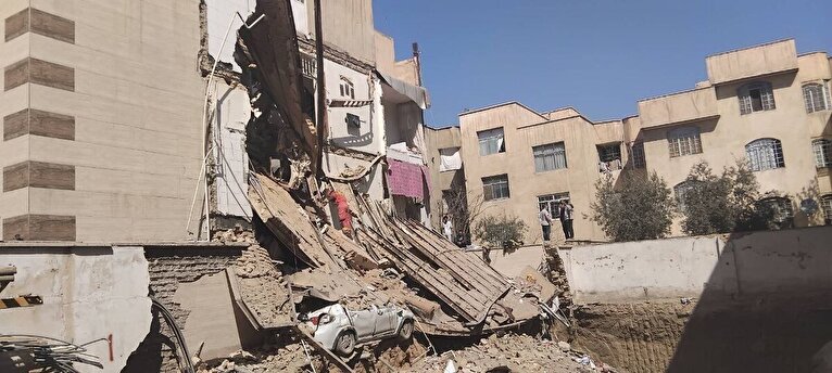 لحظه خروج نجاتیافتگان از زیر آوار در حادثه یافتآباد + فیلم