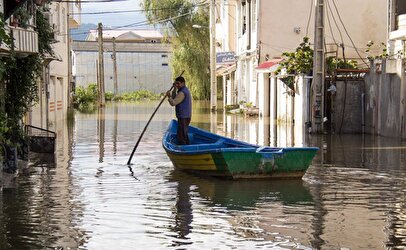 قایقرانی در خیابانهای یک شهر ایران/ به دنبال وقوع سیلاب + فیلم