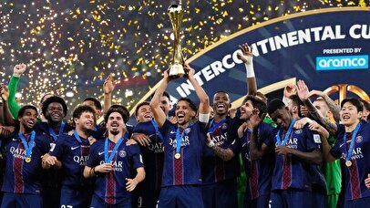 لحظه بالا بردن جام قهرمانی جام بین قاره‌ای توسط مارکینیوش، کاپیتان PSG + فیلم