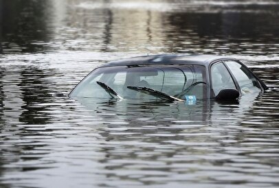 لحظه نفس‌گیر نجات زن و شوهر جوان از مرگ در سیلاب رودخانه بندرلنگه + فیلم