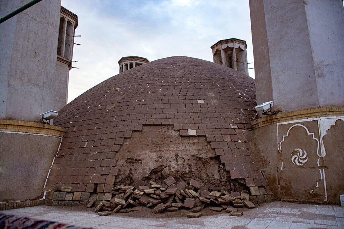 ریزش دیوار در بافت تاریخی شهر یزد+ فیلم