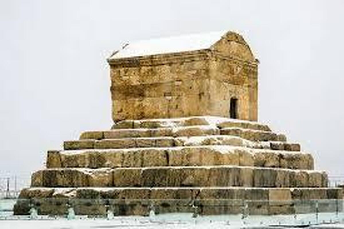 آرامگاه کوروش در آستانه شب یلدا سفیدپوش شد+ فیلم