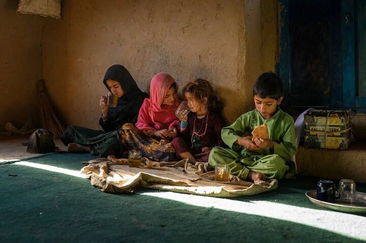 روایت یک کلاس خاموش/ تصویر دختر ۱۰ ساله افغان عکس سال ۲۰۲۵ یونیسف شد+ عکس