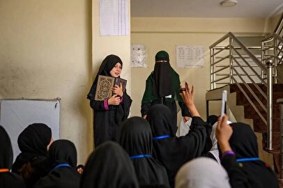 روایت یک کلاس خاموش/ تصویر دختر ۱۰ ساله افغان عکس سال ۲۰۲۵ یونیسف شد+ عکس