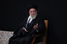 لحظه ورود رهبری به مراسم شام شهادت حضرت زهرا (س) + فیلم