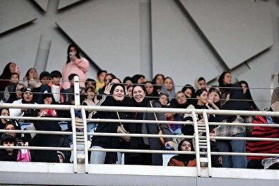 حضور زنان در ورزشگاه مشهد برای اولین بار در تاریخ+ تصویر