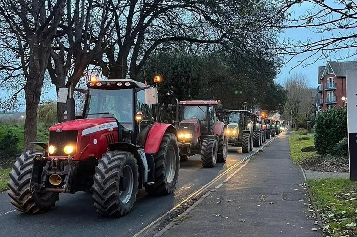 تجمع اعتراضی کشاورزان با تراکتور/ دولت ما را زنده زنده دفن می‌کند!