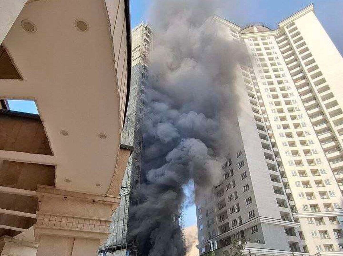 اولین تصاویر از آتش‌سوزی برج ۲۰ طبقه در غرب تهران+ فیلم