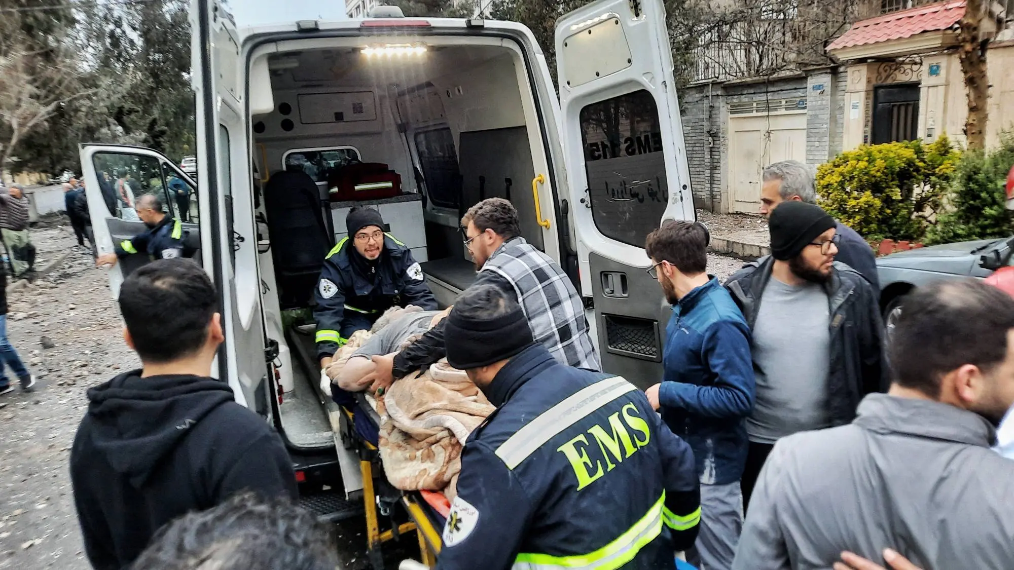 انتقال مصدومان به بیمارستان در پی حمله هوایی در شرق تهران