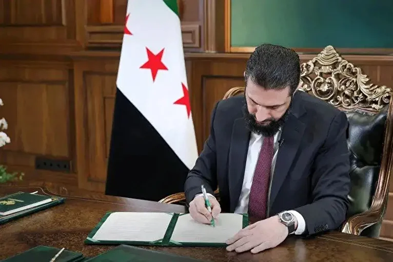 کمک مجری زن به محمدجولانی برای باز کردن در بطری آب+ فیلم